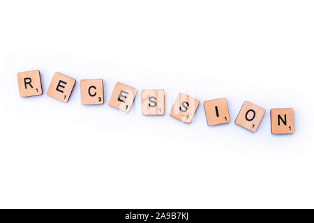 London, Großbritannien - 6. Februar 2019: Das Wort Rezession, Dinkel mit hölzernen Buchstabensteine. Stockfoto