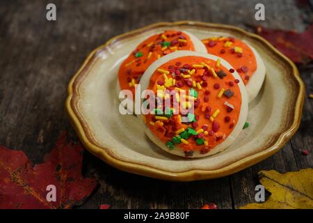 Halloween Orange frosted Sugar Cookies mit Streuseln, selektiver Fokus Stockfoto