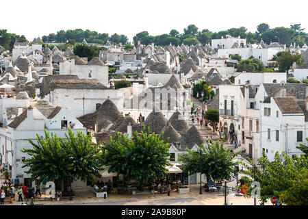 Souvenirläden und Restaurants auf der Largo Martellotta in Alberobello in Apulien (Puglia), Süditalien Stockfoto