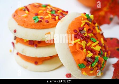 Halloween Orange frosted Sugar Cookies mit Streuseln, selektiver Fokus Stockfoto