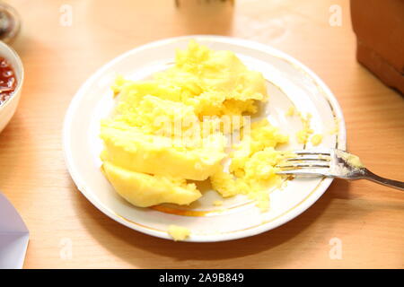 Kartoffelpüree, Kartoffelbrei. Frische hausgemachte cremigen Kartoffelpüree in der Platte. Stockfoto