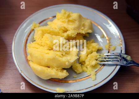Kartoffelpüree, Kartoffelbrei. Frische hausgemachte cremigen Kartoffelpüree in der Platte. Stockfoto
