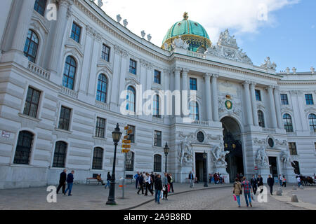 Architektur von St. Michael Flügel und Tor der Hofburg mit Blick auf Michaelerplatz in Wien Stockfoto