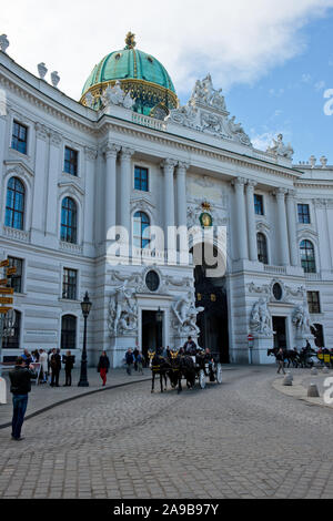 Architektur von St. Michael Flügel und Tor der Hofburg mit Blick auf Michaelerplatz in Wien Stockfoto