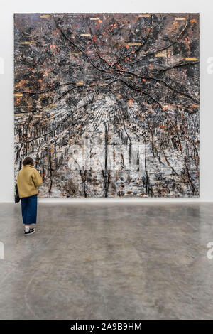 White Cube Bermondsey, London, UK. 14 Nov, 2019. Rumanujan Summierung, 2018-19-tringtheorie. (Nornen Urd, Skuld und Verdandi), Runen und Gordischer Knoten', eine grosse Einzelausstellung von Anselm Kiefer. Spanning alle vier Räume und der Flur des White Cube Bermondsey Galerie, die Ausstellung umfasst großformatige Malerei und Installation. Credit: Guy Bell/Alamy leben Nachrichten Stockfoto