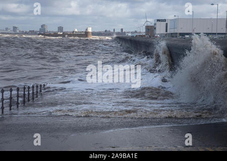 Gezeiten und schwere Stürme die Promenade Peitschen in New Brighton auf dem Wirral, Großbritannien mit Sea Spray krachend gegen den Küstenschutz Stockfoto