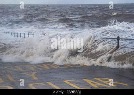 Gezeiten und schwere Stürme die Promenade Peitschen in New Brighton auf dem Wirral, Großbritannien mit Sea Spray krachend gegen den Küstenschutz Stockfoto