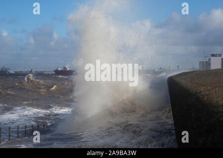 Gezeiten und schwere Stürme die Promenade Peitschen in New Brighton auf dem Wirral, Großbritannien mit Sea Spray krachend gegen den Küstenschutz Stockfoto