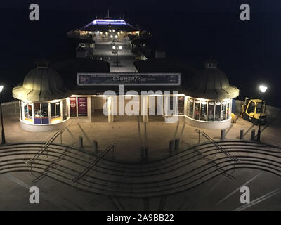 Cromer Pier in North Norfolk in der Nacht Stockfoto