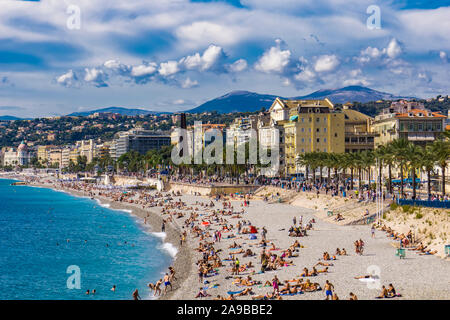 Nizza, Frankreich - OKTOBER 6, 2019: Nicht identifizierte Personen am Strand und der Promenade des Anglais an der französischen Riviera in Nizza, Frankreich. In nie Es gibt 15. Stockfoto