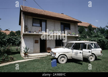 9. Juli 1993 während des Krieges in Bosnien: die gemieteten Haus der amerikanischen Sender ABC News in Bila, in der Nähe von Vitez, in der Nähe der British Army Base. Die gepanzerten Range Rover mit BBC Farbgebung wurde auch von ABC vermietet. Stockfoto