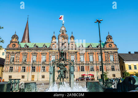 Brunnen und die alten klassischen Malmo City Hall in den Stortorget, einem großen Platz im Zentrum von Malmö in Schweden mit Menschen um Stockfoto