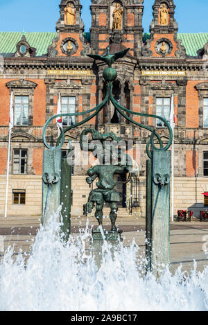 Brunnen und die alten klassischen Malmo City Hall in den Stortorget, einem großen Platz im Zentrum von Malmö in Schweden Stockfoto