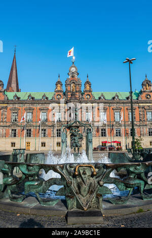 Brunnen und die alten klassischen Malmo City Hall in den Stortorget, einem großen Platz im Zentrum von Malmö in Schweden Stockfoto