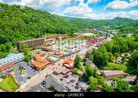 Gatlinburg, Tennessee, USA Downtown von oben im Sommer gesehen. Stockfoto