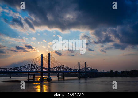 Die Abraham Lincoln Brücke überquert den Ohio River, der verbindet Kentucky und Indiana für Kraftfahrzeuge. Lange Belichtung himmel und wasser Bewegung. Stockfoto