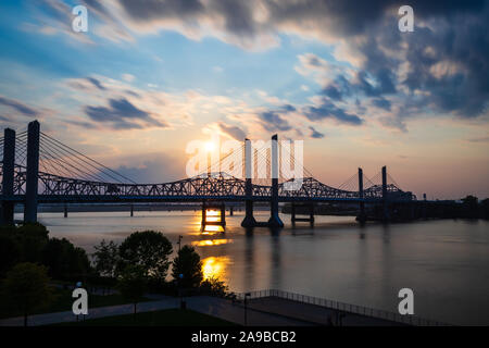 Die Abraham Lincoln Brücke überquert den Ohio River, der verbindet Kentucky und Indiana für Kraftfahrzeuge. Lange Belichtung himmel und wasser Bewegung. Stockfoto