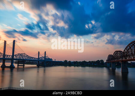 Blick über den Ohio River in zwischen den vier großen Brücke und die Abraham Lincoln Expressway. Lange Belichtung himmel und wasser Bewegung. Stockfoto