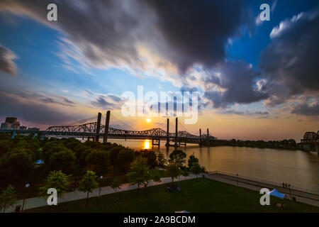 Die Abraham Lincoln Brücke überquert den Ohio River, der verbindet Kentucky und Indiana für Kraftfahrzeuge. Lange Belichtung himmel und wasser Bewegung. Stockfoto