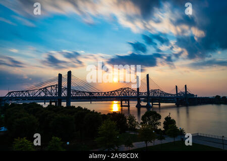 Die Abraham Lincoln Brücke überquert den Ohio River, der verbindet Kentucky und Indiana für Kraftfahrzeuge. Lange Belichtung himmel und wasser Bewegung. Stockfoto