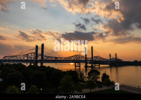 Die Abraham Lincoln Brücke überquert den Ohio River, der verbindet Kentucky und Indiana für Kraftfahrzeuge. Stockfoto