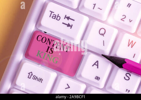 Konzeptionelle Handschrift das Anzeigen von Inhalt ist König. Konzept Bedeutung Wörter, welche Produkte verkauft und gutes Marketing Weiß pc-Tastatur mit Hinweis Pape bieten Stockfoto