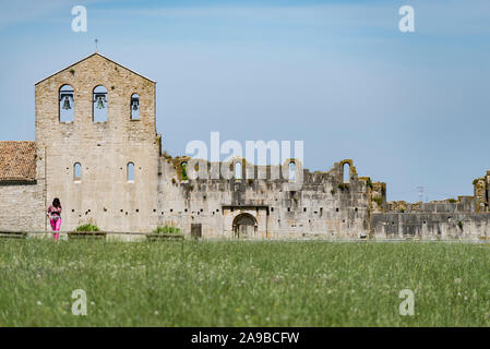 Abtei der Heiligen Dreifaltigkeit in Venosa. Blick auf die unvollendete Kirche. Region Basilicata, Italien Stockfoto