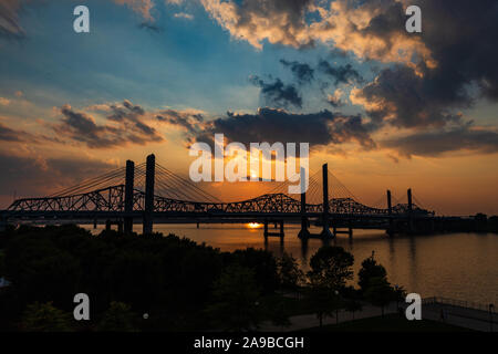 Die Abraham Lincoln Brücke überquert den Ohio River, der verbindet Kentucky und Indiana für Kraftfahrzeuge. Stockfoto