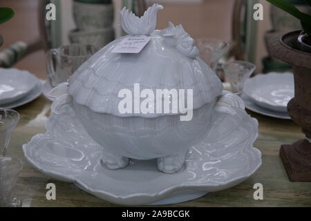 London, Großbritannien. 14 Nov, 2019. Fotoshooting bei Bonhams mit Innenarchitekt, Nicky Haslam mit seiner beeindruckenden Sammlung von der Jagdhütte, wo er seit 1978 lebt. Es kennzeichnete Mobiliar aus dem 20. Jahrhundert 19 thand, wunderbare Französische terrakotta Büsten, Werke von bekannten Künstlern Leon Kossoff, Graham Sutherland, Cecil Beaton und Eric Gill und Bücher eingeschrieben und durch Persönlichkeiten wie Andy Warhol und mehr unterzeichnet. Der Verkauf findet am Mittwoch, dem 20. November. Credit: Keith Larby/Alamy leben Nachrichten Stockfoto