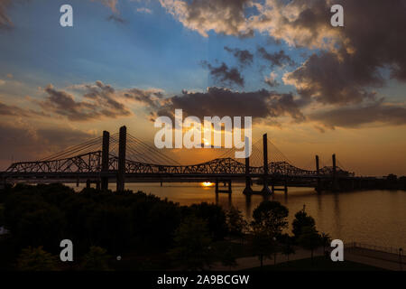 Die Abraham Lincoln Brücke überquert den Ohio River, der verbindet Kentucky und Indiana für Kraftfahrzeuge. Stockfoto