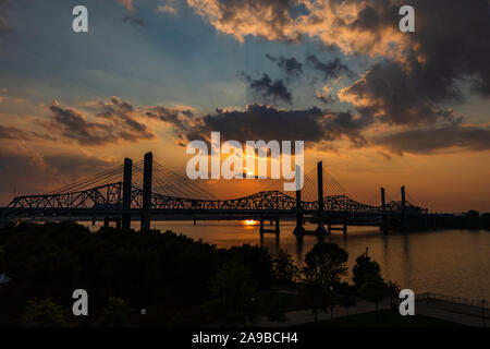 Die Abraham Lincoln Brücke überquert den Ohio River, der verbindet Kentucky und Indiana für Kraftfahrzeuge. Stockfoto