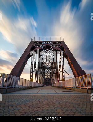 Eine lange Belichtung eines Großen Vier Brücke in Downtown Louisville, KY, die in einen Wanderweg über den Ohio River umgewandelt wurde. Stockfoto