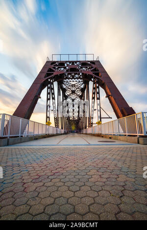 Eine lange Belichtung eines Großen Vier Brücke in Downtown Louisville, KY, die in einen Wanderweg über den Ohio River umgewandelt wurde. Stockfoto