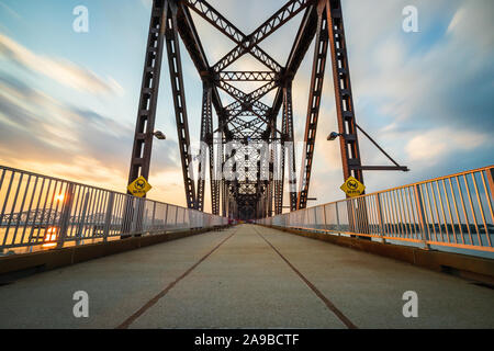 Eine lange Belichtung eines Großen Vier Brücke in Downtown Louisville, KY, die in einen Wanderweg über den Ohio River umgewandelt wurde. Stockfoto