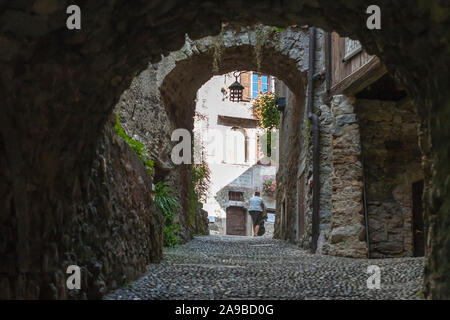 Via Fratelli Bandiera, einem schmalen Weg durch den Tunnel Bögen, Canale di Tenno, Trentino-Südtirol, Italien: eines der schönsten Dörfer in Italien Stockfoto