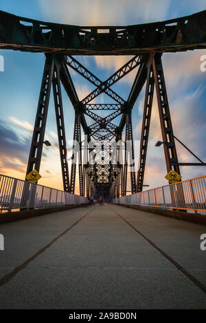 Eine lange Belichtung eines Großen Vier Brücke in Downtown Louisville, KY, die in einen Wanderweg über den Ohio River umgewandelt wurde. Stockfoto