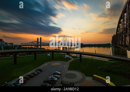 Die Abraham Lincoln Brücke überquert den Ohio River, der verbindet Kentucky und Indiana für Kraftfahrzeuge. Lange Belichtung himmel und wasser Bewegung. Stockfoto