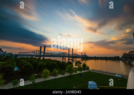 Die Abraham Lincoln Brücke überquert den Ohio River, der verbindet Kentucky und Indiana für Kraftfahrzeuge. Lange Belichtung himmel und wasser Bewegung. Stockfoto