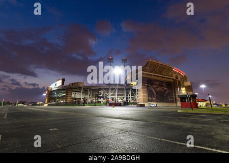 Die Universität von Louisville Cardinal Stadium wurde kürzlich renoviert, um eine Kapazität von 55.000 für ihre Fußballmannschaft zu erreichen. Stockfoto