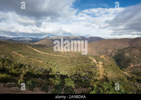 Panoramablick auf die Berge der Sierra Blanca von La Mairena Höhen, Ojen, Malaga, Spanien. Stockfoto