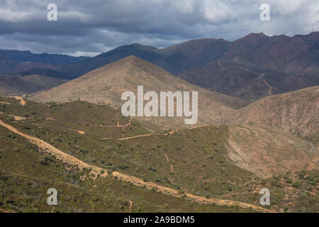 Panoramablick auf die Berge der Sierra Blanca von La Mairena Höhen, Ojen, Malaga, Spanien. Stockfoto