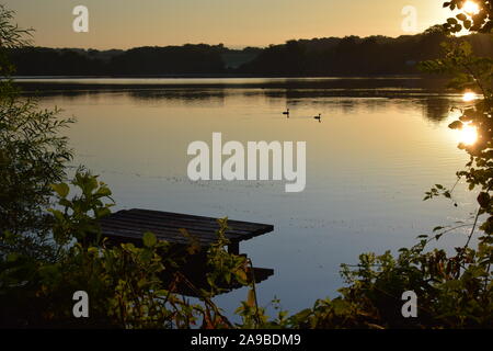 Sonnenaufgang über Carr Mill Dam St Helens Merseyside Stockfoto