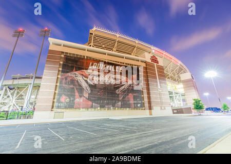 Die Universität von Louisville Cardinal Stadium wurde kürzlich renoviert, um eine Kapazität von 55.000 für ihre Fußballmannschaft zu erreichen. Stockfoto