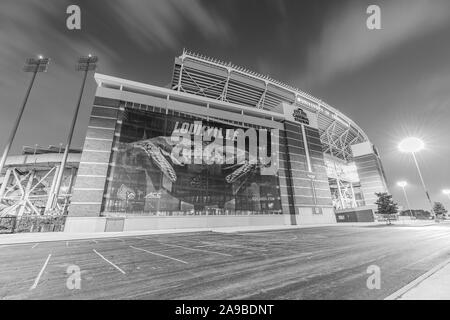 Die Universität von Louisville Cardinal Stadium wurde kürzlich renoviert, um eine Kapazität von 55.000 für ihre Fußballmannschaft zu erreichen. Stockfoto