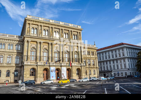 Budapest, Ungarn - Nov 6, 2019: Das Haus der Ungarischen Akademie der Wissenschaften, MTA. Die wichtigsten und angesehensten gelehrten Gesellschaft des Landes. Historische Gebäude, Autos auf der Straße. Stockfoto