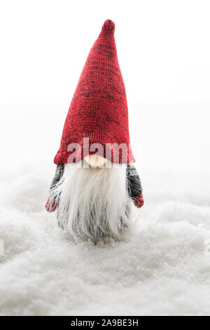 Traditionelle imp im Schnee auf weißem Hintergrund. Weihnachten Symbol Stockfoto
