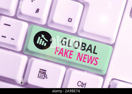 Schreiben Hinweis angezeigt Globale gefälschte Nachrichten. Business Konzept für falsche Informationen Journalismus liegt Desinformation Hoax Stockfoto