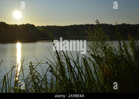 Sonnenaufgang über Carr Mill Dam St Helens Stockfoto