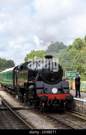 BR-Standard Klasse 4 tank Motor 80104 Dampfzug anreisen, Corfe Castle Bahnhof Dorset UK Stockfoto