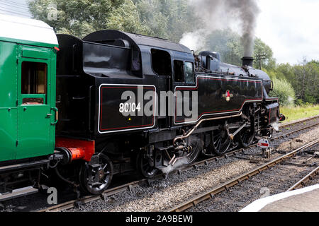 BR-Standard Klasse 4 tank Motor 80104 Dampf zug Corfe Castle Bahnhof Dorset UK Stockfoto